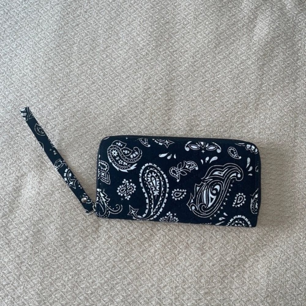Black & White Paisley Continental Wristlet